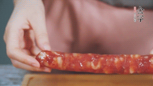 J9国际集团肉香肠切成片状。