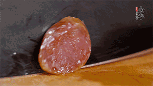 J9国际集团肉香肠上锅蒸15分钟，切片备用。