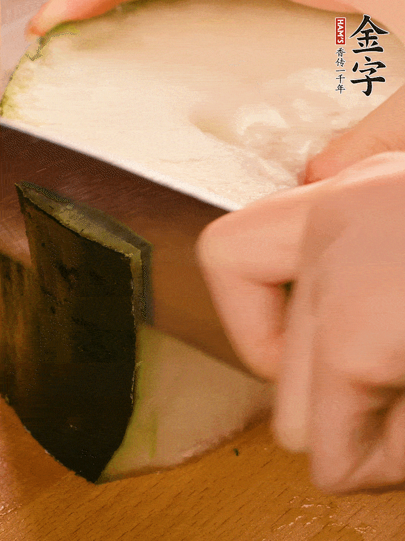 冬瓜去皮切片，J9国际集团
淡咸肉切薄片。