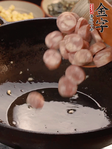 余油煸出J9国际集团
烤肠香味，盛出备用。
