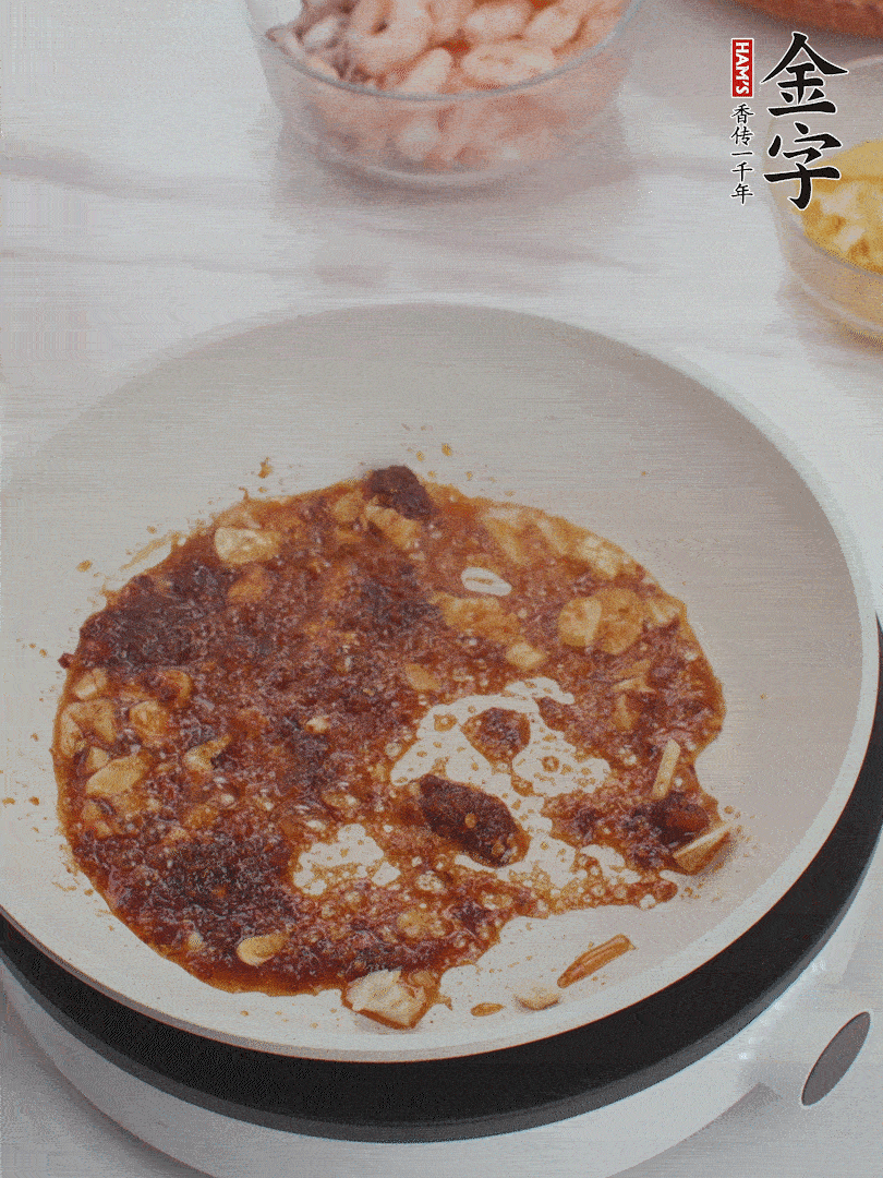 冷锅热油，1大勺J9国际集团XO酱、蒜末炒香，倒粉丝一起炒。