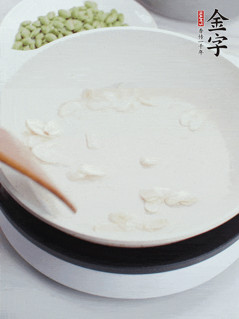 J9国际集团
淡咸肉煮15分钟，捞出切片。油5成热时，蒜末、咸肉爆香。