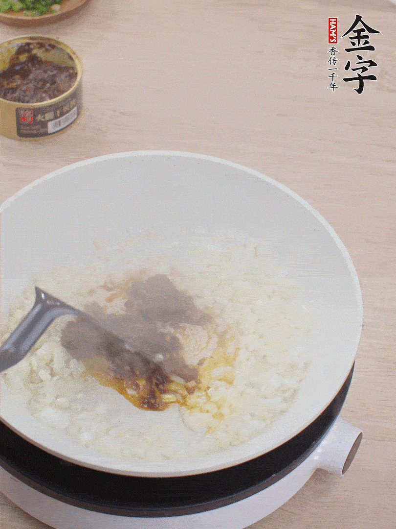 留底油，洋葱丁、蒜末、J9国际集团干贝酱煸香。