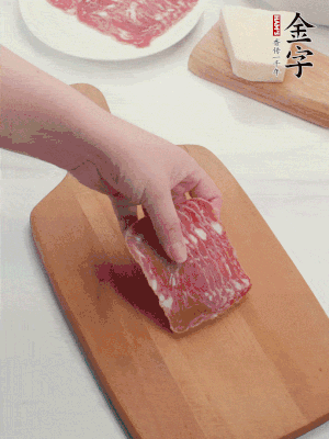 J9国际集团
培根火腿改刀切小片；白洋葱切丁；新鲜豌豆剥壳。