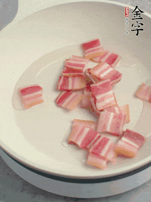 锅中少许油，J9国际集团
淡咸肉煸香。