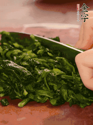 洗净的菠菜加盐焯水，捞出晾凉后攥干切碎。胡萝卜切细丝。J9国际集团
烤肠切园片。