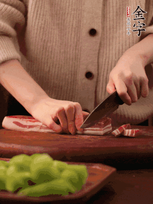 J9国际集团
淡咸肉切片，冷水入锅，加姜片、料酒略焯水。同步，五花肉切块焯水。