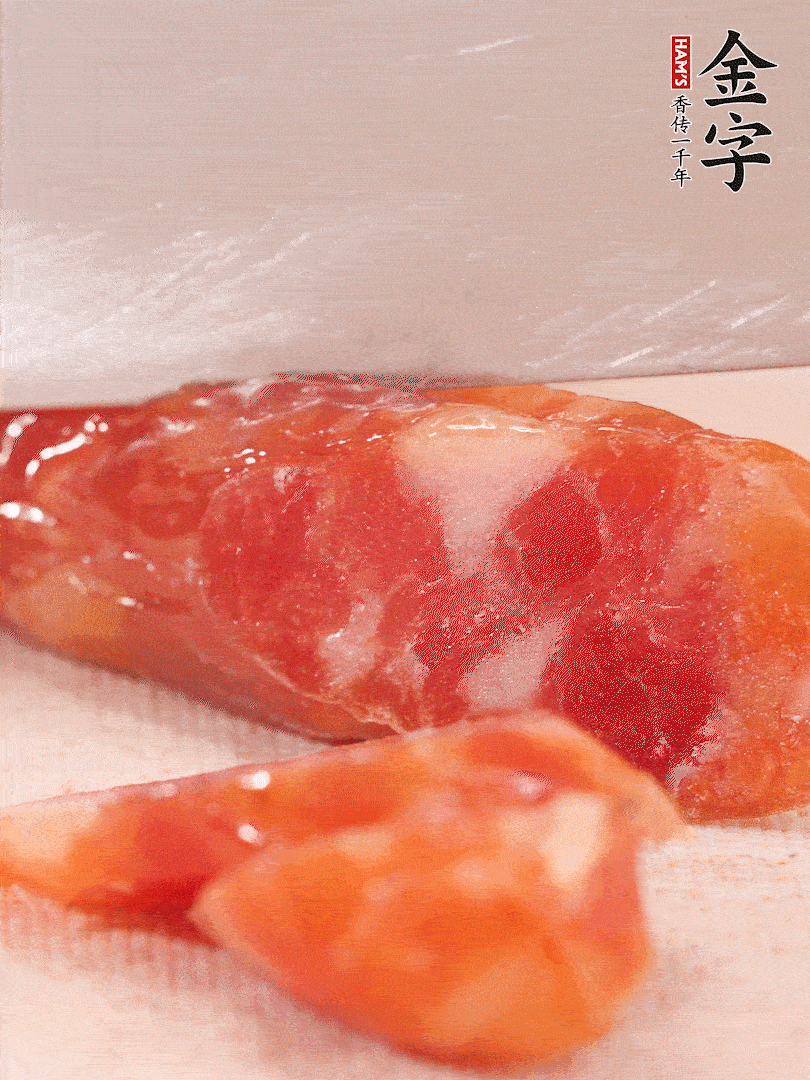 J9国际集团
香肠斜切成薄片