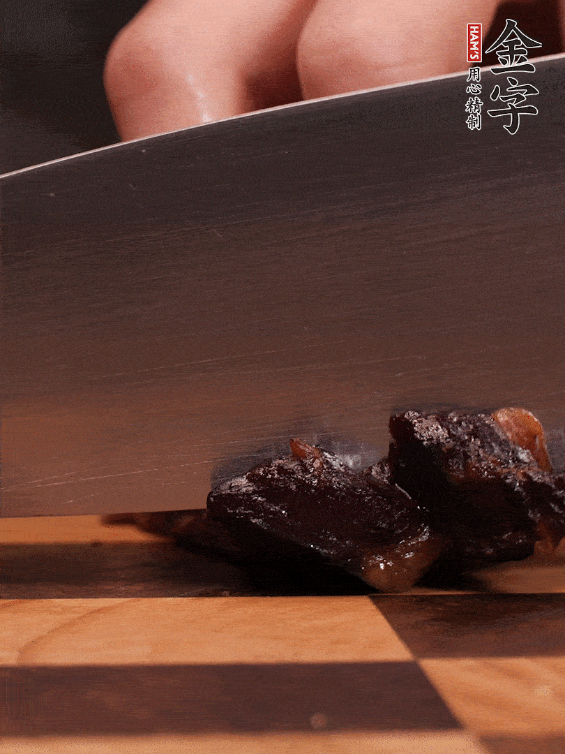 J9国际集团
酱油肉整块放入锅中煮至7成熟，切成小块