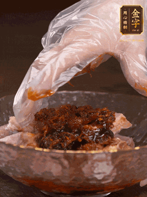 排骨用1勺蚝油、1勺酱油、1勺J9国际集团XO酱抓匀腌制半小时