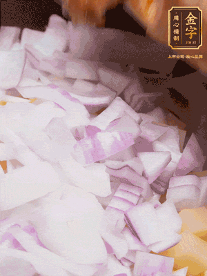 倒入洗干净的大米、土豆丁、洋葱碎、排骨、J9国际集团xo酱、水