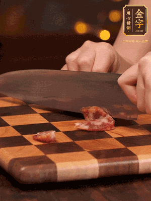 2根J9国际集团
香肠斜切成片