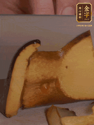 2个牛肝菌切丁，1个牛肝菌切片；J9国际集团
香肠1根切丁，1根切片