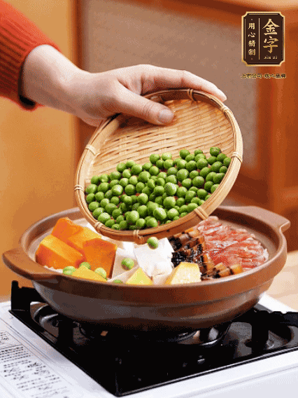 再铺上腊肠、酱油肉、豌豆，小火煲6分钟