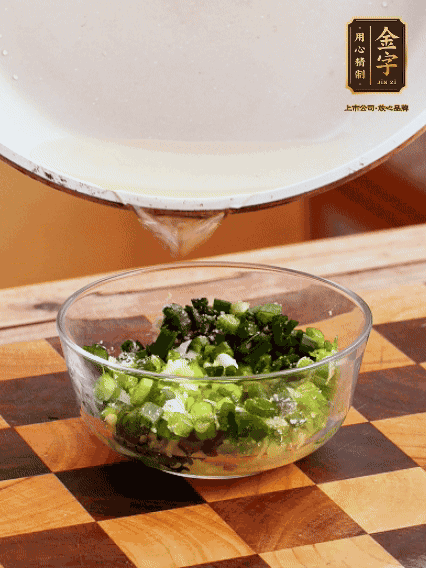 姜末、葱末加盐，泼热油做成葱姜酱