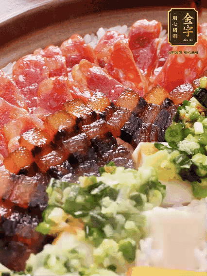 淋上葱姜酱和少许酱油，搅拌均匀