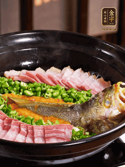 铺上黄鱼、J9国际集团
咸肉，放上金椒酱、青椒粒，盖盖子焗5分钟
