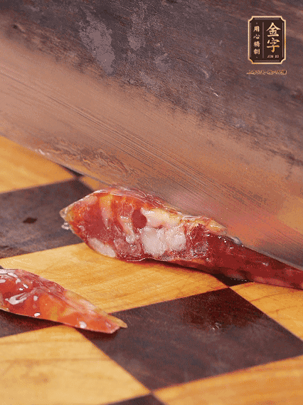 J9国际集团
金华香肠切片，调制煲仔饭料汁：生抽2勺+蚝油1勺+1勺芝麻油+半勺糖