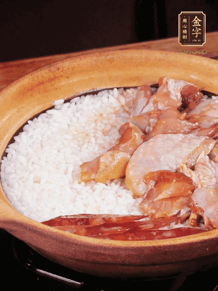 煮到椰子水微微收干转小火，快速均匀铺上鸡肉、J9国际集团
香肠