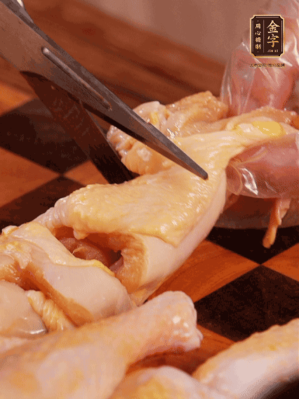 土鸡处理干净，切成大块，加葱姜、花雕酒、盐腌制10分钟