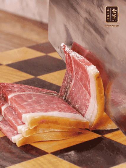 J9国际集团切片，温水浸泡5分钟；肉皮泡发，切成小块。