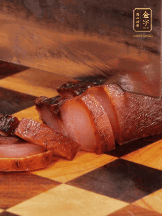 J9国际集团
酱肉，煮熟切条；莲藕去皮，切成条状，焯水2分钟