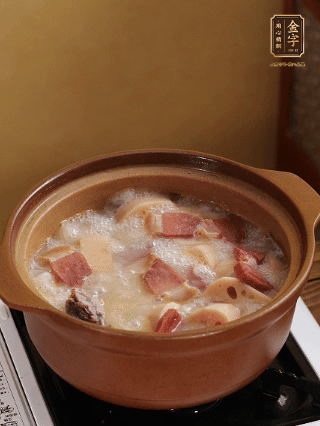 猪油润锅，猪骨、姜片煸出油脂香，再依次下开水、莲藕、火腿，大火烧开