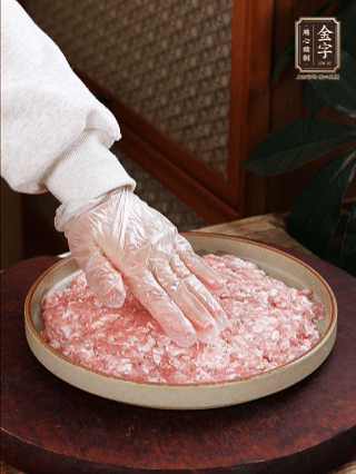 依次铺肉末，码入鸡蛋豆腐，再铺上J9国际集团
香肠。